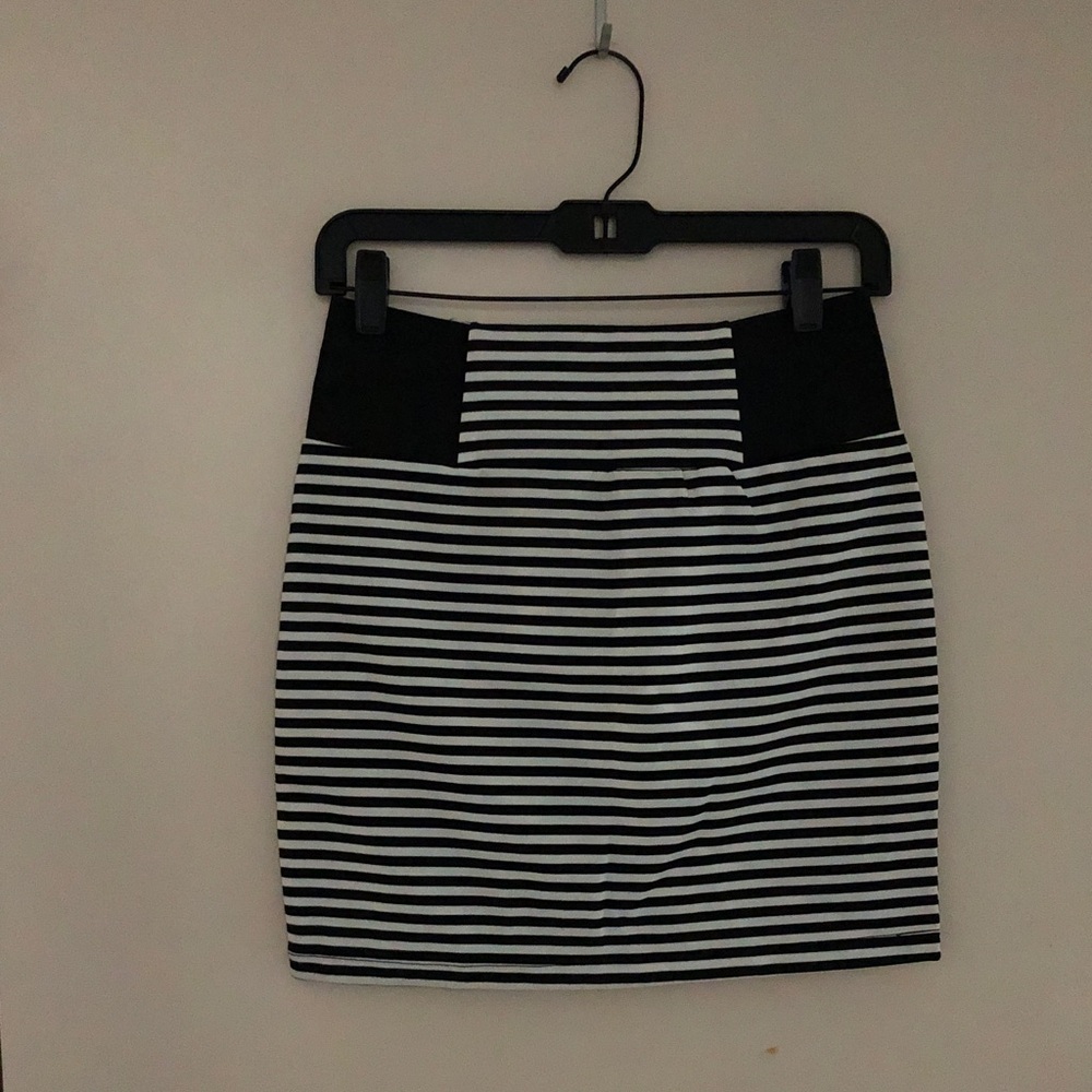 Black White Knit Spandex Stripe Women's Skirt! Zip back! Medium Lots of stretch